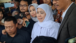 Gubernur Jawa Timur Khofifah Indar Parawansa usai hadir sebagai saksi dalam sidang Pengadilan Tipikor kasus dana hibah Jatim periode 2019-2024, Kamis (12/2/2026)