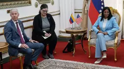 Pelaksana tugas Presiden Venezuela Delcy Rodriguez (kanan) bertemu dengan Menteri Energi AS Chris Wright (kiri) di istana kepresidenan Miraflores di Caracas, Venezuela pada Rabu (11/2/2026). (Foto: AP/ Ariana Cubillos)