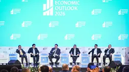 Menko Perekonomian Airlangga Hartarto (ketiga kiri), Menko Bidang Pangan Zulkifli Hasan (ketiga kanan), Menteri Keuangan Purbaya Yudhi Sadewa (kedua kiri), Menteri ESDM Bahlil Lahadalia (kiri), Menteri Pertanian Amran Sulaiman (kedua kanan), dan Kepala Badan Gizi Nasional (BGN) Dadan Hindayana (kanan) menyampaikan paparannya saat diskusi panel Indonesia Economic Outlook 2026 di Wisma Danantara, Jakarta, Jumat (13/2/2026). (ANTARA FOTO/Fauzan)