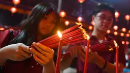 Warga keturunan Tionghoa menyalakkan dupa di Klenteng Dewi Kwan Im, Palembang, Sumatera Selatan, Senin (16/2/2026). (ANTARA FOTO/Angga Palguna)