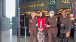 Kejati Sulsel Giring Bos MH Cosmetic Mira ‘Ratu Emas’ Hayati ke dalam Jeruji Besi