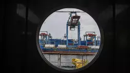 Foto ilustrasi. Pekerja melakukan aktivitas bongkar muat peti kemas di Pelabuhan Tanjung Priok, Jakarta, belum lama ini. (ANTARA FOTO/Muhammad Adimaja)
