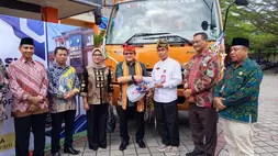 Penyerahan donasi truk secara simbolis. (Mitsubishi)
