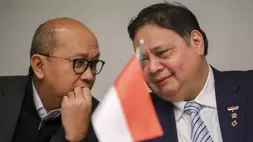 Menteri Koordinator Bidang Perekonomian Indonesia Airlangga Hartarto (kanan) berbincang dengan Menteri Investasi dan Hilir Industri Rosan Roeslani. (Foto: ANTARA FOTO/Hafidz Mubarak A/nym)