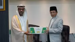 Menteri Agama Nasaruddin Umar (kanan) menerima secara simbolis hadiah kemanusiaan kurma 30 ton dari pemerintah Uni Emirat Arab, yang diwakili Duta Besar Abdulla Salem Obaid Al Dhaheridi di Jakarta, Selasa. (Foto: ANTARA/HO-Kedubes UAE)