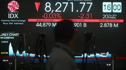 Ilustrasi. Pegawai berada di depan layar pergerakan saham, BEI, Jakarta. (Investor Daily/David Gita Roza)