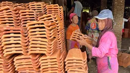 Pengrajin sedang menata genteng asal Kecamatan Sruweng, Kabupaten Kebumen, belum lama ini. (B-Universe Photo/Muharom Adi Yuliarta)