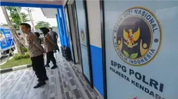 Personel kepolisian berjaga di depan pintu saat peresmian Satuan Pelayanan Pemenuhan Gizi (SPPG) Polri Polresta Kendari, Sulawesi Tenggara, Jumat (13/2/2026).  ANTARA FOTO/Andry Denisah/wsj.