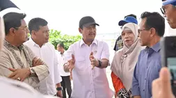 Menteri Kelautan dan Perikanan, Sakti Wahyu Trenggono saat meninjau kawasan Ekas, Lombok Timur, Jumat (27/2/2026). (B-Universe Photo/M. Awaludin)