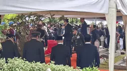 Presiden Prabowo Subianto memimpin upacara pemakaman Wakil Presiden Try Sutrisno yang wafat pada usia ke-90 tahun. Pemakaman berlangsung di Taman Makam Pahlawan (TMP) Kalibata, Jakarta Selatan, pada Senin (2/3/2026).