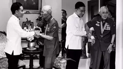 Wakil Presiden Gibran Rakabuming bersama Wakil Presiden ke-6 RI Try Sutrisno. (Instagram/@gibran_rakabuming).