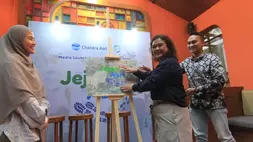 Head of Corporate Communication Chandra Asri Group, Chrysanthi Tarigan (tengah) dan pegiat lingkungan Astri Puji Lestari serta Ridwan saat meluncurkan Jejak Asri, platform berbagi inspirasi dan aksi nyata untuk lingkungan, di Jakarta, Selasa (3/3/2026).