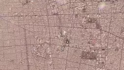 Gambar satelit yang pada 28 Februari 2026 menunjukkan pemandangan ibu kota Iran, Teheran, dan apa yang tampak seperti gumpalan asap hitam tipis yang dilaporkan naik dari kompleks kediaman Pemimpin Tertinggi Iran, Ali Khamenei, setelah serangan Israel. (Sumber: PBC)