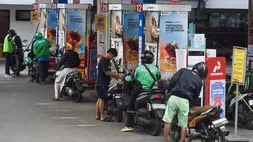 Pengendara motor antre mengisi BBM di salah satu SPBU kawasan Kuningan, Jakarta, belum lama ini. (ANTARA FOTO/Indrianto Eko Suwarso)