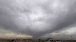 Kepulan asap dari serangan gabungan AS-Israel terhadap fasilitas minyak pada Sabtu (7/3/2026) malam tetap membubung dan menyatu dengan langit berawan di atas Teheran, Iran, Minggu (8/3/2026). (Foto: AP/ Vahid Salemi)