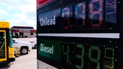 Sebuah papan menunjukkan harga bensin saat ini di toko serba ada dan SPBU saat pengendara melewati persimpangan di Garland, Texas, Senin (9/3/2026). (Foto: AP/ Tony Gutierrez)