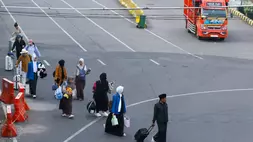 Sejumlah penumpang berjalan menuju kapal penyeberangan di Pelabuhan Ketapang, Banyuwangi, Jawa Timur, Sabtu (7/3/2026). (ANTARA FOTO/Budi Candra Setya)