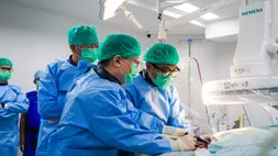 Dokter aahli bedah jantung tengah melakukan operasi penyakit katup jantung dengan teknologi TAVI 