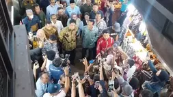 Menteri Keuangan Purbaya Yudhi Sadewa bersama Gubernur Daerah Istimewa Yogyakarta Sri Sultan Hamengku Buwono X saat meninjau aktivitas perdagangan di Pasar Beringharjo, Kota Yogyakarta, Selasa (17/3/2026). (B-Universe Photo/Olena Wibisana)