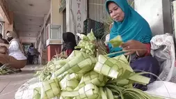Ilustrasi perajin kulit ketupat di selasar Pasar Bantul, DIY. (Beritasatu.com/Joko Pramono)