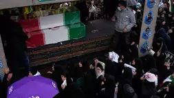 Warga Iran mengikuti sebuah truk yang membawa peti mati berbalut bendera berisi jenazah Menteri Intelijen Iran Esmail Khatib dan, menurut pejabat Iran, istri dan putrinya, selama prosesi pemakaman di Teheran, Iran, Jumat (20/3/2026). (Foto: AP/ Vahid Salemi)