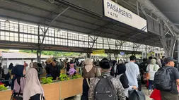 Suasana di Stasiun Pasar Senen, Jakarta pada Senin (23/3/2026). (B-Universe Photo/Akmalal Hamdhi)