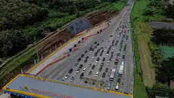 Foto udara sejumlah kendaraan pemudik antre saat penerapan skema satu arah di Gerbang Tol (GT) Kalikangkung, Semarang, Jawa Tengah, Selasa (24/3/2026). (ANTARA FOTO/Makna Zaezar)