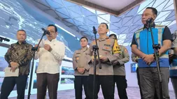 Menteri Koordinator Bidang Pembangunan Manusia dan Kebudayaan (Menko PMK), Pratikno (kedua dari kiri), di sela meninjau pusat pengendalian lalu lintas di Jasamarga Tollroad Command Center, Bekasi, Jawa Barat, Rabu (25/3/2026). (B-Universe Photo/Mita Amalia Hapsari)