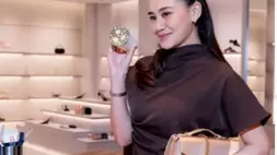 Selebgram Aaliyah Massaid menggunakan tas berdesain terinspirasi arsitektur Timur Tengah