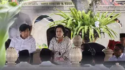 Ketua Umum PDIP Megawati Soekarnoputri didampingi Guruh Soekarnoputra dan Sekjen PDIP Hasto Kristiyanto berziarah ke makam Bung Karno di Blitar, Minggu (29/3/2026).