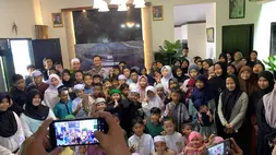 Analis Politik Senior Boni Hargens bersama ratusan anak yatim piatu gelar doa bersama untuk perdamaian dunia di kediamannya, Rumah Perdamaian di Depok, Jawa Barat, Sabtu (28/3/2026).