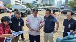 Menteri Perumahan dan Kawasan Permukiman, Maruarar Sirait meninjau langsung lokasi lahan BUMN tersebut di kawasan Senen, Jakarta Pusat, Minggu (29/3/2026). (Dok. B-Universe/Reza Hery Pamungkas)
