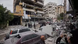 Warga memeriksa lokasi serangan udara Israel yang menghantam sebuah gedung apartemen di Dahiyeh, pinggiran selatan Beirut, Lebanon, Senin (30/3/2026). (Foto: AP/ Hassan Ammar)