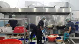 Ilustrasi - Petugas SPPG Kemayoran Harapan Mulia 1, Jakarta Pusat, tengah menyiapkan MBG untuk disalurkan kepada penerima manfaat pada Selasa (31/3/2026). Program MBG kembali digulirkan hari ini usai libur Lebaran 2026. ANTARA/Lintang Budiyanti Prameswari.