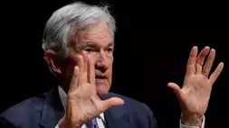 Ketua Dewan Gubernur The Federal Reserve (THe Fed) Jerome Powell memberi isyarat saat berpidato di hadapan mahasiswa di Universitas Harvard, Senin (30/3/2026) di Cambridge, Massachusetts, AS. (Foto: AP/ Charles Krupa)