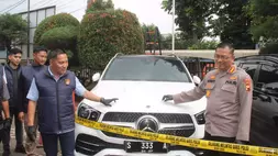 Direktur Reskrimsus Polda Jateng Djoko Julianto menunjukkan mobil sitaan hasil kejahatan TPPU dan penipuan JS. 