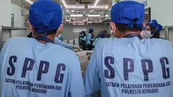 Relawan mengisi menu Makan Bergizi Gratis (MBG) ke dalam ompreng di Satuan Pelayanan Pemenuhan Gizi (SPPG) Polri Polresta Kendari, Kota Kendari, Sulawesi Tenggara, Senin (30/3/2026). (ANTARA FOTO/Andry Denisah)