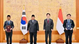 Menteri ESDM RI Bahlil Lahadalia (kiri) dan Menteri Iklim, Energi, dan Lingkungan Korea Selatan Kim Sungwhan (kanan) dalam seremoni penandatanganan Memorandum Saling Pengertian (MSP) di Blue House, Seoul, Korea Selatan, pada Rabu (1/4) pagi waktu setempat. (Sumber: BPMI Setpres via Kementerian ESDM)