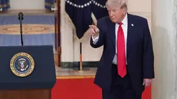 Presiden Amerika Serikat (AS) Donald Trump menyapa hadirin setelah berpidato dari Cross Hall Gedung Putih pada Rabu (1/4/2026) di Washington, AS.