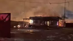 Puing sisa kebakaran SPBE Cimuning Kota Bekasi, Jawa Barat, usai petugas pemadam kebakaran dibantu warga setempat berhasil memadamkan api. (Foto: ANTARA/Pradita Kurniawan Syah)