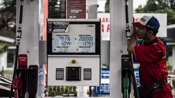 Petugas berdiri di samping mesin pengisian bahan bakar minyak (BBM) di SPBU COCO Jalan Ahmad Yani, Semarang, Jawa Tengah, baru-baru ini. (ANTARA FOTO/Aprillio Akbar)