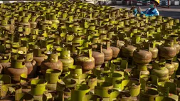 Seorang pekerja menyortir tabung gas elpiji 3 kg yang rusak untuk kemudian diperbaiki ke bengkel pemeliharaan tabung gas di sakah satu Stasiun Pengisian Bulk Elpiji (SPBE). (ANTARA FOTO/Aji Styawan)