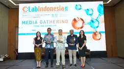 Deputy Event Director dari PT Pamerindo Indonesia Kristi Wulandari (kanan) berfoto bersama saat jumpa pers pameran Lab Indonesia 2026 di ICE BSD, Banten, Rabu (1/4/2026).