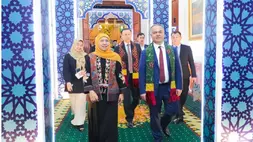 Gubernur Jawa Timur Khofifah Indar Parawansa (kiri) saat menerima kunjungan Duta Besar Uzbekistan untuk Indonesia Oybek Eshonov, Gubernur Samarkand Adiz Boboev, dan Wakil Gubernur Samarkand Rustam Kobilov di Gedung Negara Grahadi, Surabaya. (ANTARA/HO-Biro Adpim Pemprov Jatim)