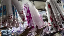 Warga memilih gelas plastik di Pasar Johar, Semarang, Jawa Tengah, Senin (6/4/2026). (ANTARA FOTO/Aprillio Akbar)