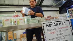 Pembeli memilih kemasan plastik di toko ritel Wijaya Pangan, Lumajang, Jawa Timur, Selasa (7/4/2026). Pedagang menyebut harga kemasan plastik di wilayah tersebut mulai naik sejak sebelum Ramadhan hingga mencapai dua kali lipat yang dipengaruhi dampak situasi geopolitik global. (ANTARA FOTO/Irfan Sumanjaya)