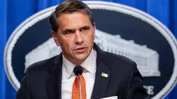 Pelaksana Tugas Jaksa Agung Amerika Serikat (AS) Todd Blanche mengadakan konferensi pers mengenai perkembangan upaya anti-penipuan pemerintahan Trump, di Departemen Kehakiman di Washington, AS, Selasa (7/4/2026). (Foto: AP/ J. Scott Applewhite)