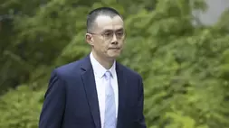 Changpeng Zhao, pendiri Binance, bursa mata uang kripto terbesar di dunia, memasuki Gedung Pengadilan Federal di Seattle, AS. (Foto: AP/ Ellen M. Banner)