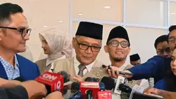 Menteri Haji dan Umroh Mochamad Irfan Yusuf kepada wartawan di Komplek DPR/MPR pada Rabu (8/4/2026). (Dok. B-Universe/Ilham Oktafian)