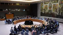 Para anggota Dewan Keamanan Perserikatan Bangsa-Bangsa (DK PBB) memberikan suara pada sebuah resolusi di markas besar PBB, Rabu (11/3/2026). (Foto: AP/ Seth Wenig)